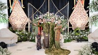 Dibalik kebahagiaan kedua mempelai ternyata ada pihak yang berperan terkait kisah asmaranya hingga memutuskan menikah guna membangun keluarga sakinah mawadah warohmah. Ia adalah Dedi yang merupakan seorang desainer handal bersama Anie Wardhana (pemilik Delmora).