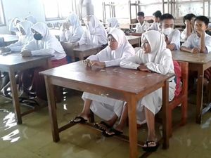 Potret Siswa di Subang Belajar di Sekolah Meski Terendam Banjir