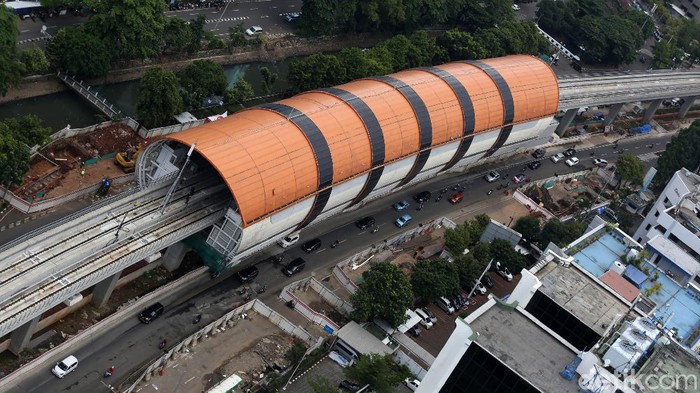 Proyek pembangunan LRT Jabodebek tahap I terus dikebut. Secara keseluruhan progres pembangunan LRT Jabodebek tahap I telah mencapai 88,18 persen.