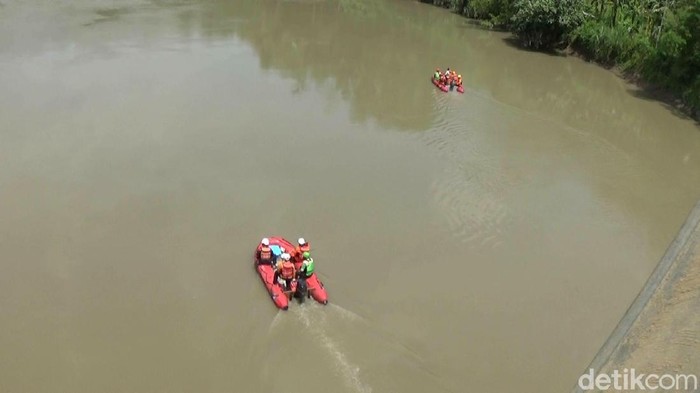 Proses pencarian pemuda hilang diduga hanyut di Sungai Serayu, Banjarnegara, Senin (13/12/2021).