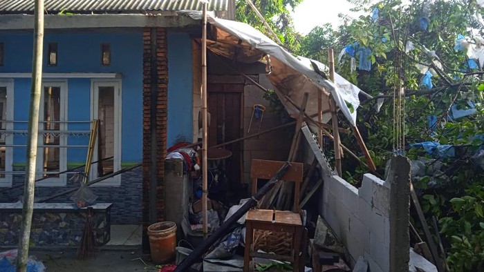 Puluhan rumah di Karawang porak poranda diterjang puting beliung
