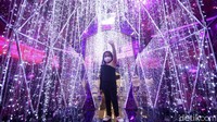 Instalasi berwarna ungu ini ditujukan untuk menyambut Natal.