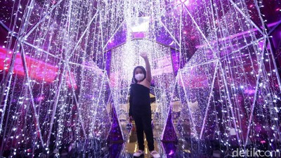 Pusat Perbelanjaan Berhias Pernak-pernik Natal