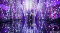 Pengunjung dapat menikmati kemegahan dan kehangatan Natal melalui dekorasi infinity dome yang berkilauan indah dan elegan yang terletak di area Main Atrium.