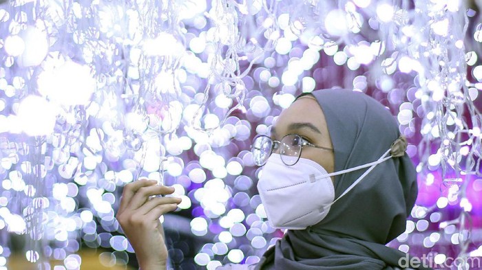 Pusat Perbelanjaan Berhias Pernak-pernik Natal Pernak-pernik Natal dipasang di pusat perbelanjaan. Instalasi untuk menyambut Natal ini pun jadi tempat swafoto pengunjung.