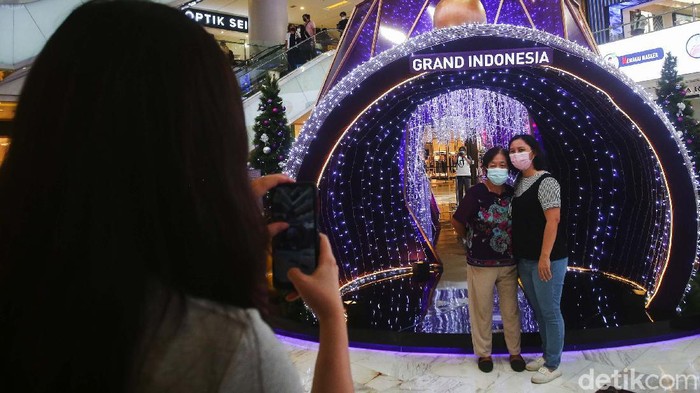 Pusat Perbelanjaan Berhias Pernak-pernik Natal Pernak-pernik Natal dipasang di pusat perbelanjaan. Instalasi untuk menyambut Natal ini pun jadi tempat swafoto pengunjung.