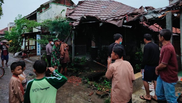 Ratusan rumah di Majalengka rusak diterjang angin kencang