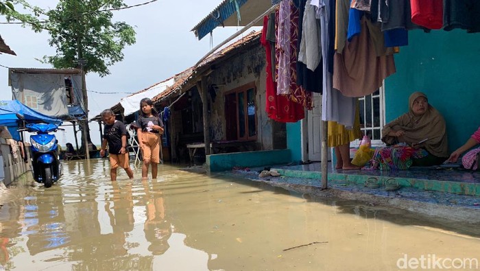 Ratusan warga Karawang mengungsi dampak banjir