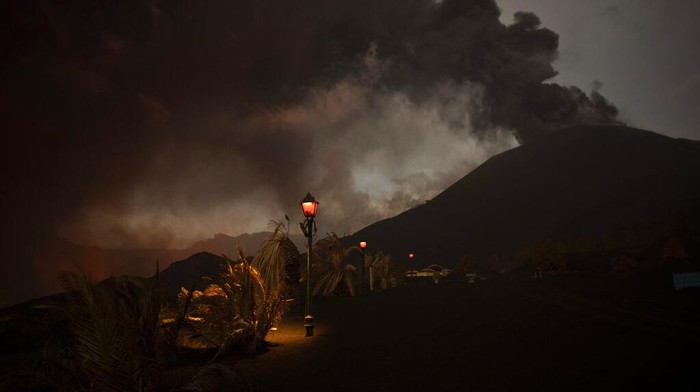 FILE - Abu menutupi jalan-jalan dan rumah-rumah di desa Las Manchas saat lava mengalir dari gunung berapi, di pulau Canary La Palma, Spanyol, 6 Desember 2021. Letusan gunung berapi di Kepulauan Canary Spanyol tidak menunjukkan tanda-tanda akan berakhir setelah 85 hari. Ini menjadi pulau dengan letusan terpanjang di La Palma yang tercatat pada hari Minggu, 12 Desember. (AP Photo/Emilio Morenatti, file)