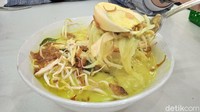 Tempat makan laksa yang sederhana ini telah hadir sejak tahun 1951. Kelezatan laksanya diakui oleh para pelanggan tak berubah sejak dahulu hingga sekarang. Foto: detikcom/Diah Afrilian