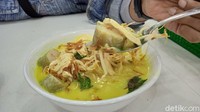 Tak hanya laksa Cibinong saja, kamu juga bisa memesan Laksa Lontong yang pas porsinya. Penambahan irisan lontong tidak membuat seporsi laksa di sini terlalu mengenyangkan. Cocok dipesan saat sedang lapar. Foto: detikcom/Diah Afrilian