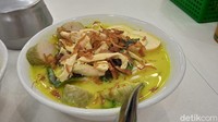 Jika ingin merasakan sensasi makan laksa yang lebih nikmat kamu bisa menambahkan emping yang dikemas dalam plastik dan disajikan di setiap meja. Isian emping yang cukup banyak bahkan bisa mencukupi untuk dua porsi laksa. Foto: detikcom/Diah Afrilian