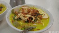 Di Indonesia, laksa memiliki dua jenis. Ada laksa betawi yang gurih pekat dan laksa Bogor yang kelezatan kaldunya tak ada tandingan. Di Bogor ada beberapa penjual laksa yang terkenal dan begitu legendaris. Salah satunya, Laksa Pengharapan Cibinong. Foto: detikcom/Diah Afrilian