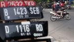 Saat Pemotor Nekat Melawan Bahaya di Jalanan Bandung