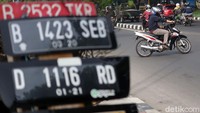 Aksi melawan arah masih terlihat di jalanan kota Bandung. Salah satunya terlihat di Jalan Raya Soekarno Hatta, Kota Bandung. Para pengendara ini keluar dari Jalan Rancabolang melawan arus untuk masuk ke lajur cepat Jalan Soekarno Hatta dan nantinya berputar balik ke arah Cibiru. 