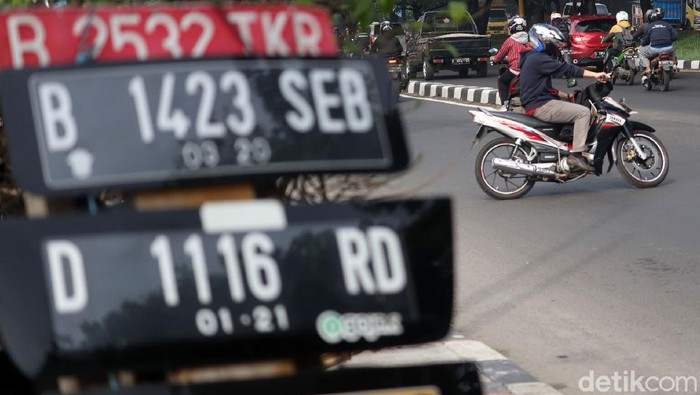 Saat Pemotor Nekat Melawan Bahaya di Jalanan Bandung Aksi ugal-ugalan para pemotor kembali terlihat di jalanan kota Bandung. Tak hanya melawan arus, ada pula pemotor yang nekat melintasi trotoar.
