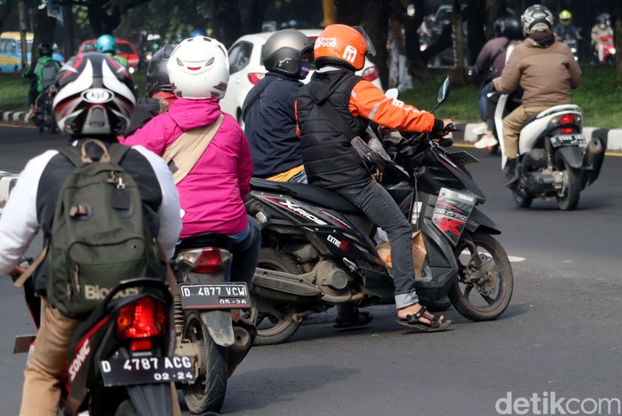 Aksi ugal-ugalan para pemotor kembali terlihat di jalanan kota Bandung. Tak hanya melawan arus, ada pula pemotor yang nekat melintasi trotoar.