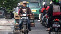 Seorang pengendara terlihat melawan arah saat melintasi Jalan Raya Soekarno Hatta, Kota Bandung, Jawa Barat, Senin (13/12/2021).