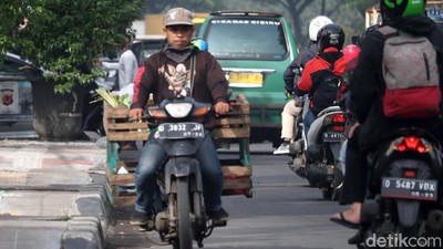Saat Pemotor Nekat Melawan Bahaya di Jalanan Bandung
