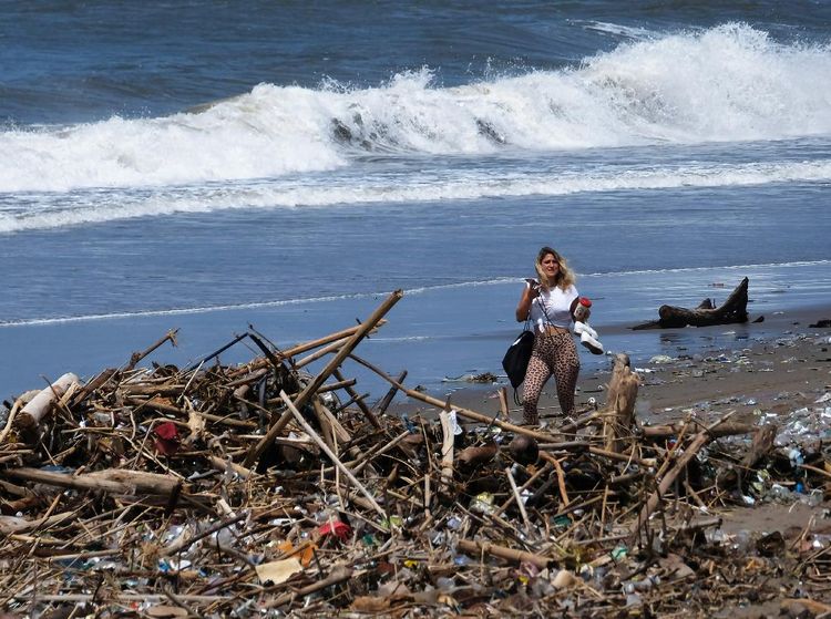 Duh! Pantai di Bali Vs Tumpukan Sampah Kiriman