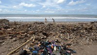Pantai Berawa sudah kedatangan sampah sejak pekan lalu. (ANTARA FOTO/Nyoman Hendra Wibowo