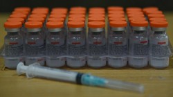 Kementerian Kesehatan RI akan memulai vaksinasi COVID-19 untuk anak usia 6-11 tahun pada Selasa (14/12) besok. Vaksin yang diberikan merupakan vaksin Sinovac.