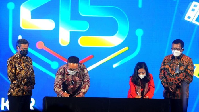 Sinergi Bank BTN Dongkrak Penyaluran KPR Direktur Utama PT Bank Tabungan Negara (Persero) Tbk, Haru Koesmahargyo (kanan) dan Wakil Direktur Bank BTN Nixon LP Napitupulu (kiri) menyaksikan Direktur Operation IT &Digital Banking BTN, Andi Nirwoto (kedua dari kiri) dan CEO-Founder Pinhome Dayu Dara Permata (kedua dari kanan) menandatangani Nota Kesepahaman tentang Sinergi Bisnis di sela sela HUT KPR ke 45 di Jakarta, Jumat (10/12). Sinergi dengan Pinhome bertujuan mendukung Bank BTN dalam mempersiapkan digital mortgage ecosystem dan meningkatkan penyaluran KPR Bank BTN, layanan operasional, memperluas akses pengajuan KPR online, pemasaran dan menambah kanal penjualan properti bagi developer yang bermitra.