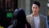 Eun Young Ro jatuh cinta di pandangan pertama pada Im Soo Ho. (Foto: Cho Baegon/Disney+) 