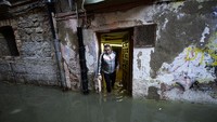 Diketahui, hujan deras yang mengguyur kawasan Spanyol utara menyebabkan Sungai Ebro meluap sehingga merendam rumah-rumah warga di area tersebut. 