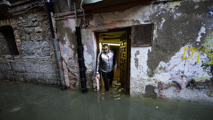 Spanyol Terendam Banjir, Warga Ramai-ramai Dievakuasi Banjir merendam kawasan Tudela, Spanyol utara, usai diguyur hujan lebat yang menyebabkan Sungai Ebro meluap. Petugas penyelamat bahu membahu mengevakuasi warga.