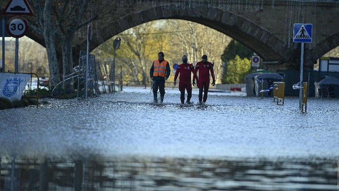 Spanyol Terendam Banjir, Warga Ramai-ramai Dievakuasi Banjir merendam kawasan Tudela, Spanyol utara, usai diguyur hujan lebat yang menyebabkan Sungai Ebro meluap. Petugas penyelamat bahu membahu mengevakuasi warga.