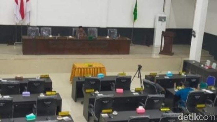 Suasana rapat paripurna DPRD Labura pada 1 Desember lalu yang tidak cukup kuorom.