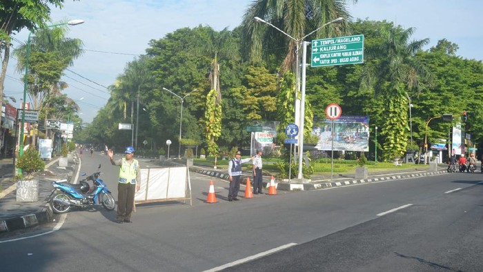 Suasana saat petugas menutup jalan di Lapangan Denggung Sleman.