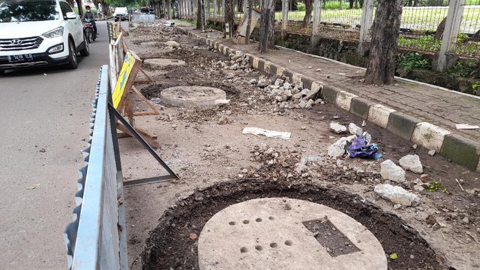 Sumur resapan di Jl Rajawali, Cipinang Indah diperbaiki, Rabu (13/12/2021).