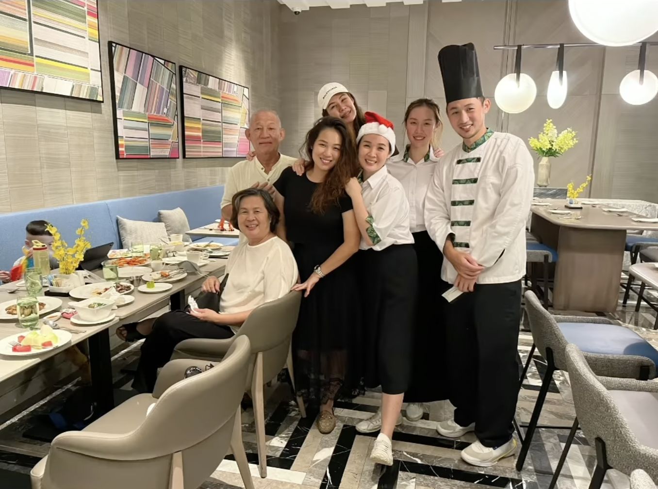 Sweet! Kakak Adik Ini Nyamar Jadi Pelayan Resto Demi Beri Kejutan Orang Tua