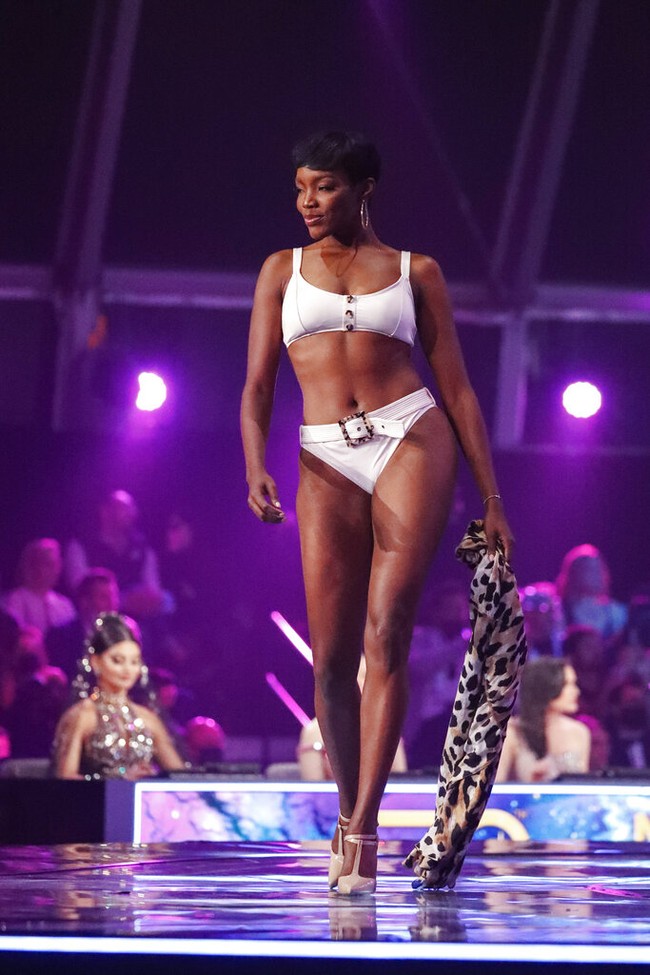 Wakil Kepulauan Bahama, Chantel OBrien, juga memesona dengan two-piece swimsuit putih. Ia berhasil membawa Bahama untuk pertama kalinya masuk ke top 10 dan top 16 dalam sejarah Miss Universe. (Foto: AP/Ariel Schalit)