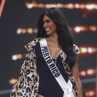 Swimsuit hitam dan jubah bernuansa animal-print menemani penampilan Michelle Colon dari Puerto Rico di Miss Universe 2021. (Foto: AP/Ariel Schalit)