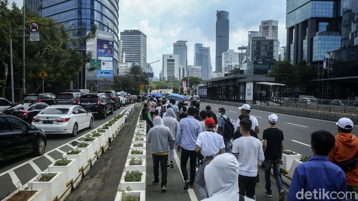 Para pencari suaka yang sebagian besar pengungsi Afghanistan melakukan longmarch di Bundaran HI, Jakarta. Mereka bergerak dari Kedubes AS ke Kedubes Kanada.
