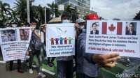 Sebelumnya ratusan pengungsi Afghanistan gelar aksi di depan Gedung Kedutaan Besar Amerika Serikat meminta bantuan soal kejelasan status penempatan.