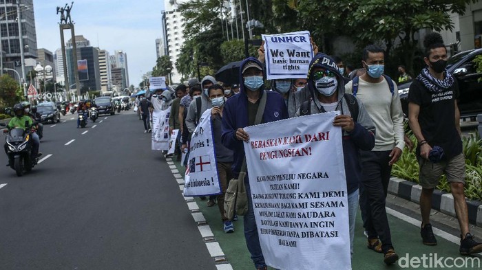 Para pencari suaka yang sebagian besar pengungsi Afghanistan melakukan longmarch di Bundaran HI, Jakarta. Mereka bergerak dari Kedubes AS ke Kedubes Kanada.