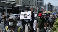 Para pengungsi Afghanistan melakukan longmarch di kawasan Bundaran HI, Jakarta, Senin (13/12/2021).
