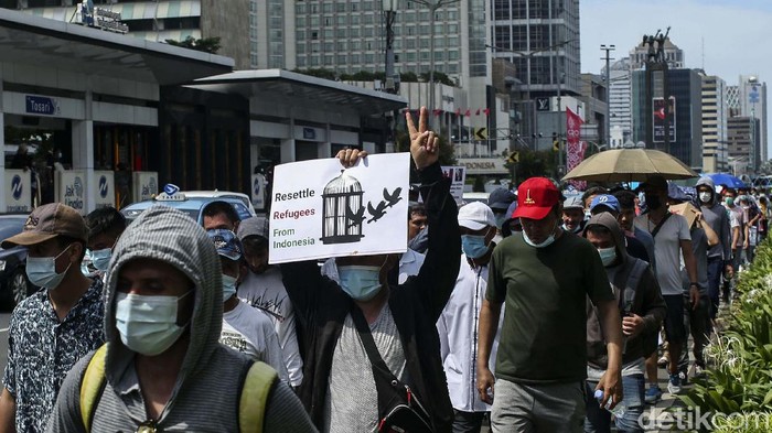 Para pencari suaka yang sebagian besar pengungsi Afghanistan melakukan longmarch di Bundaran HI, Jakarta. Mereka bergerak dari Kedubes AS ke Kedubes Kanada.