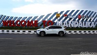 Pilihan kedua adalah HEV dan All New Corolla Cross hybrid merupakan produk ke-7 dalam keluarga Toyota di Indonesia yang menggunakan teknologi elektrifikasi. Dimulai oleh Toyota Prius, ditambah oleh Camry HEV, Alphard HEV, Corolla Altis HEV, C-HR HEV, dan Prius PHEV.