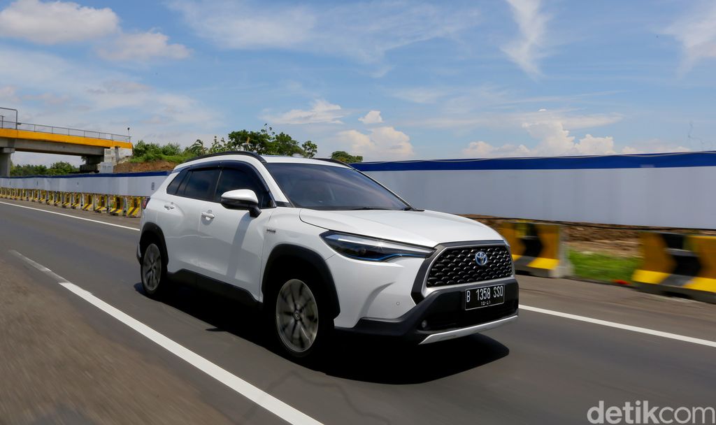 Toyota Cross Hybrid Road Trip Jakarta Mandalika 2021