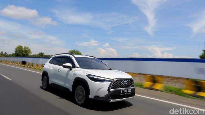 Toyota Cross Hybrid Road Trip Jakarta Mandalika 2021 saat dijalan