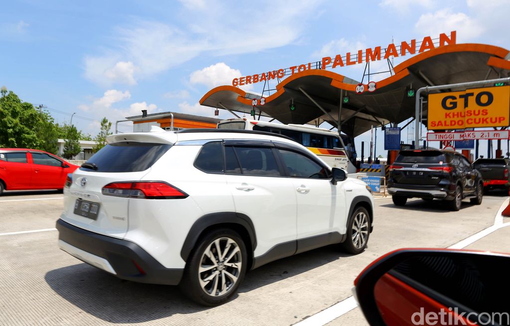 Toyota Cross Hybrid Road Trip Jakarta Mandalika 2021 saat dijalan