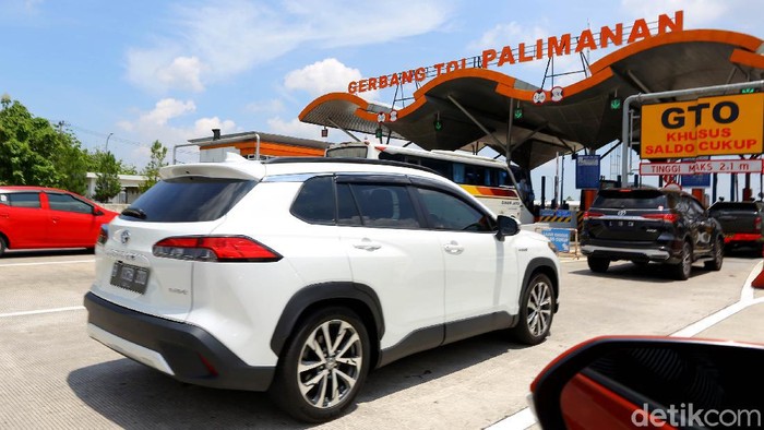 Toyota Cross Hybrid Road Trip Jakarta Mandalika 2021 saat dijalan
