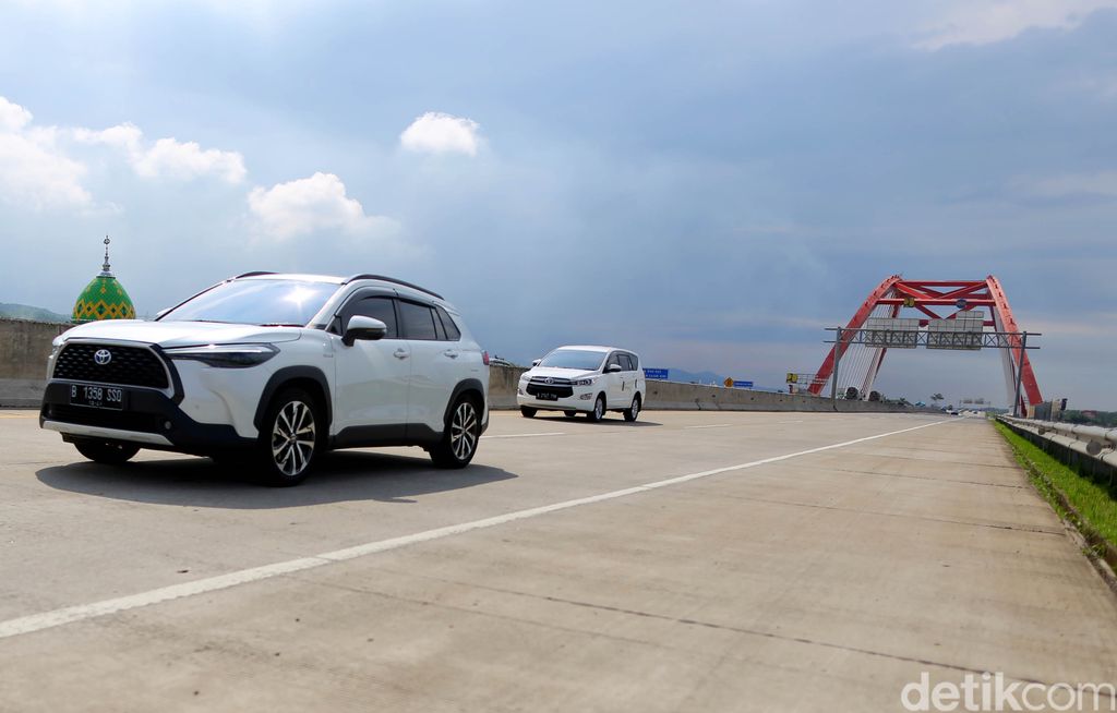 Toyota Cross Hybrid Road Trip Jakarta Mandalika 2021 saat dijalan