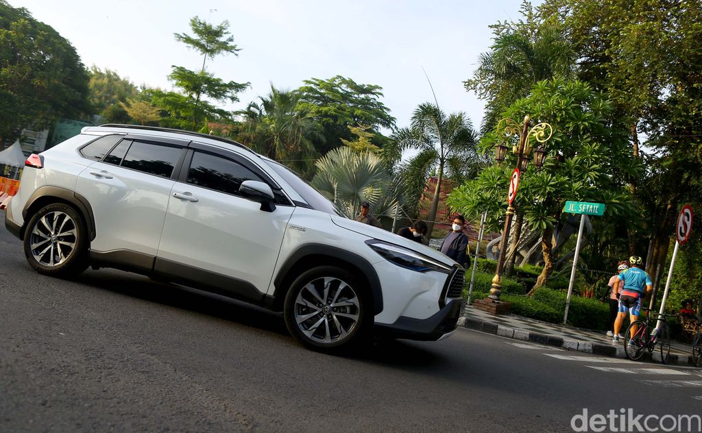 Toyota Cross Hybrid Road Trip Jakarta Mandalika 2021 saat dijalan