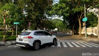 All New Corolla Cross Hybrid ini sanggup melepaskan tenaga maksimum 140 PS pada 6.400 rpm dan torsi 17,5 Kgm pada 4.000 rpm. Ini lah potret saat jalan santai di Surabaya. Tetap tangguh dan gagah kan.